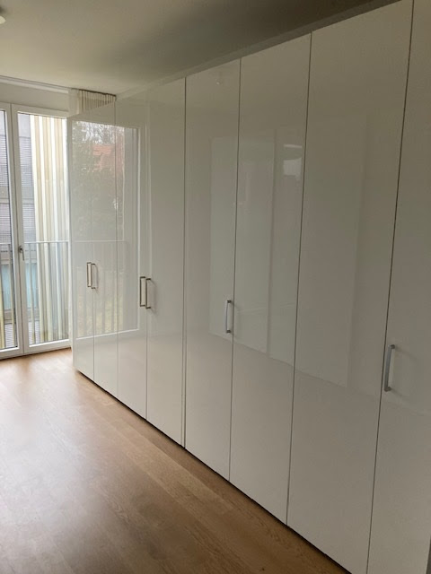Raumhoher weisser Kleiderschrank, gekürzt und wieder aufgebaut