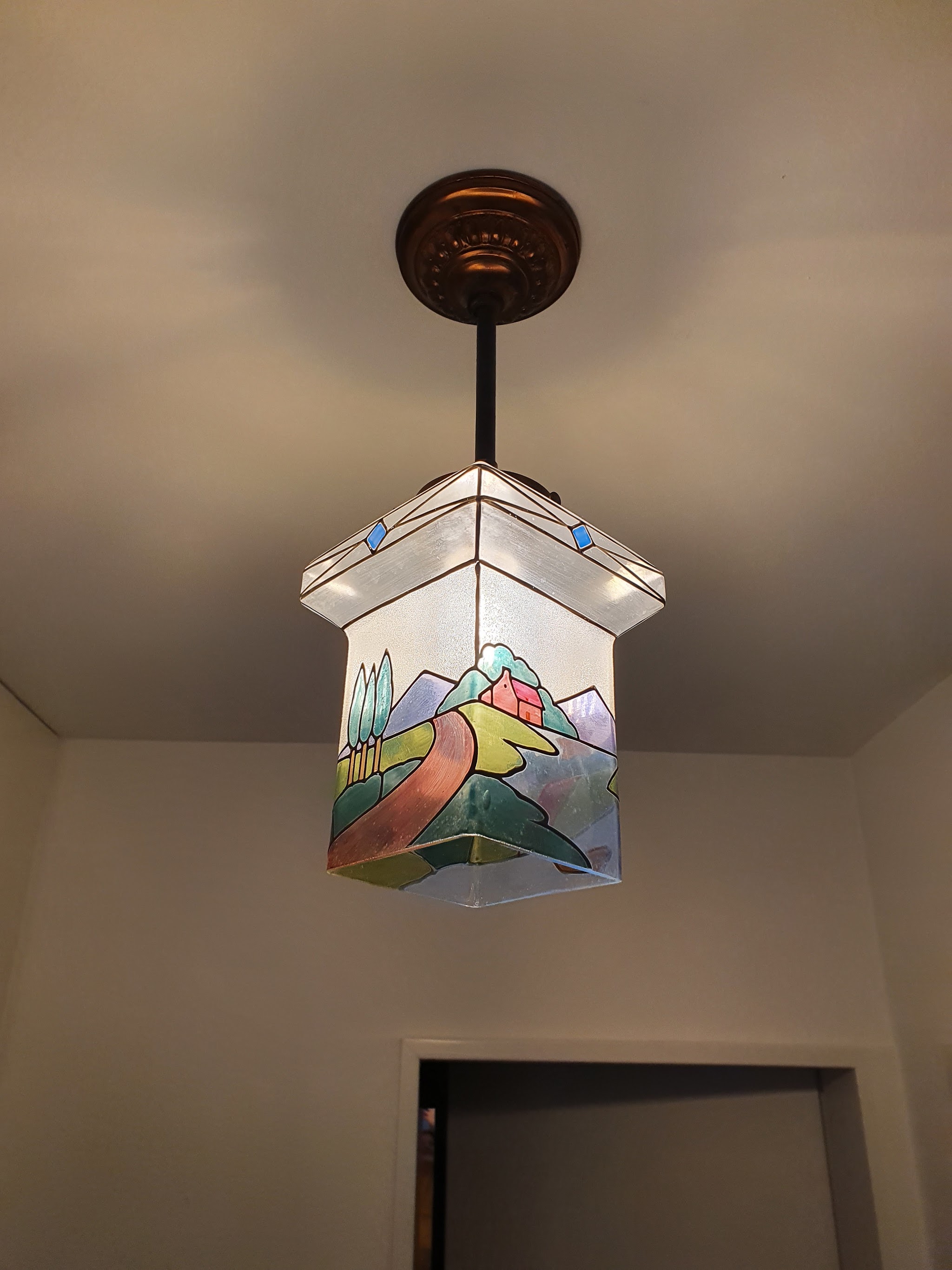 Farbige Glaspendelleuchte an der Decke montiert